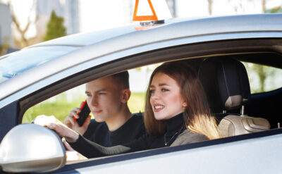 jeunes conducteurs novices sur la route