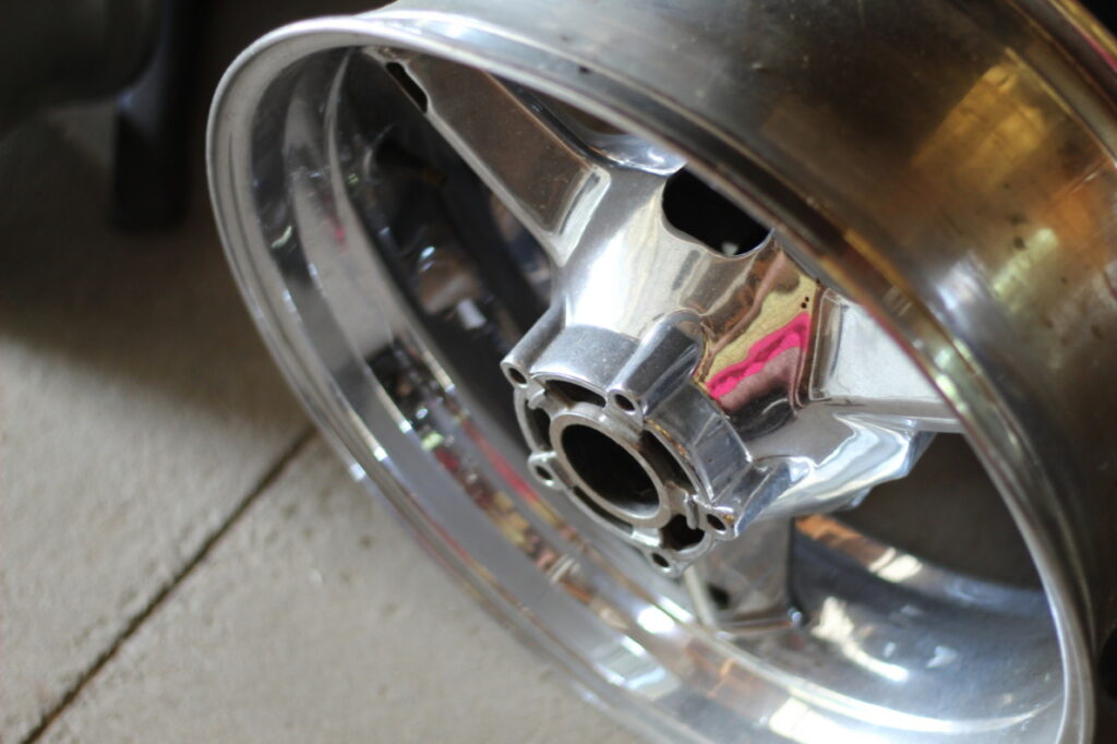 Polir, poncer et chromer les jantes de moto