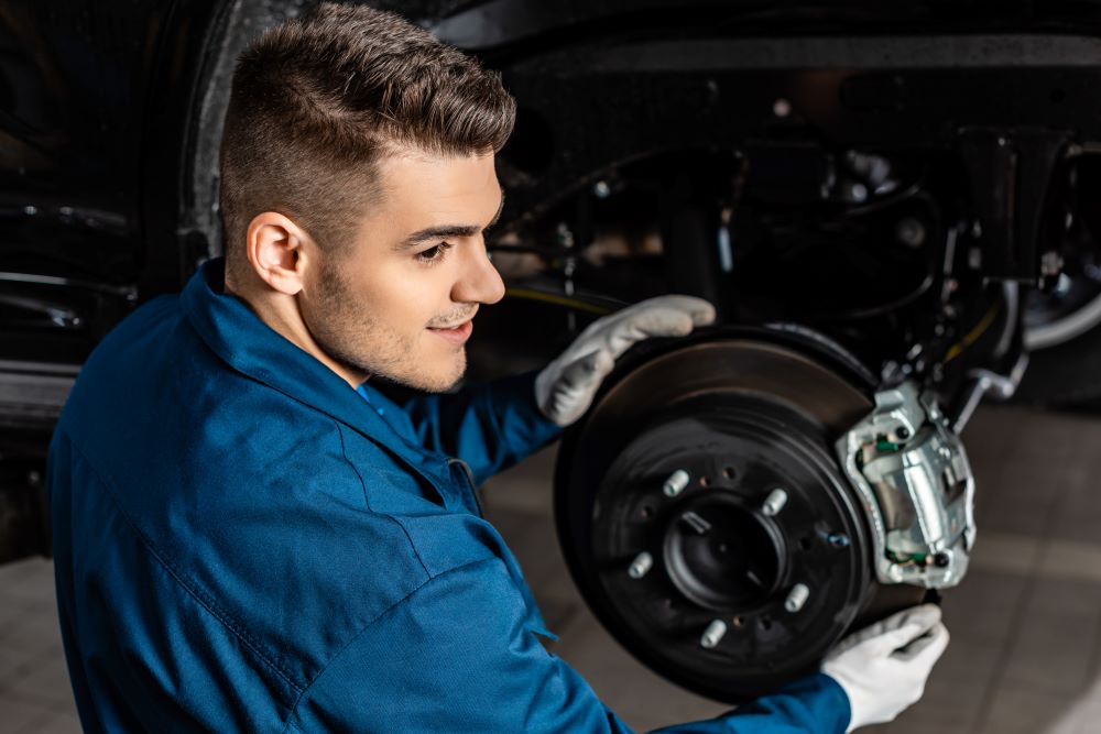 Voiture qui freine toute seule en roulant sans s