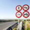Comment les panneaux routiers aident-ils à améliorer la sécurité routière ?