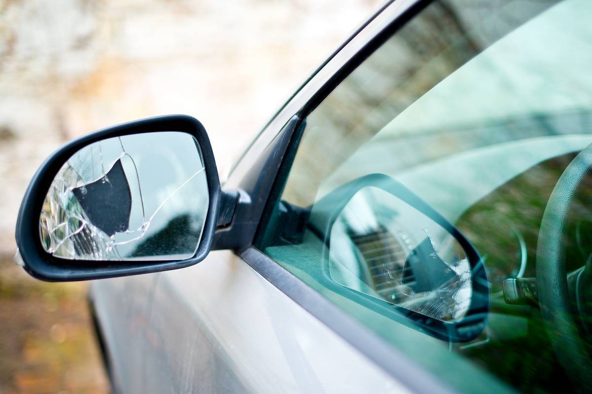 rétroviseur pièce endommagée parking voiture