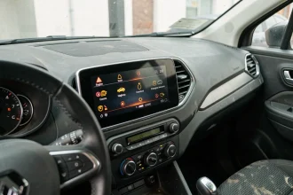 Voyants tableau de bord allumés sur un Renault Captur d'occasion avec indicateurs moteur et batterie en alerte